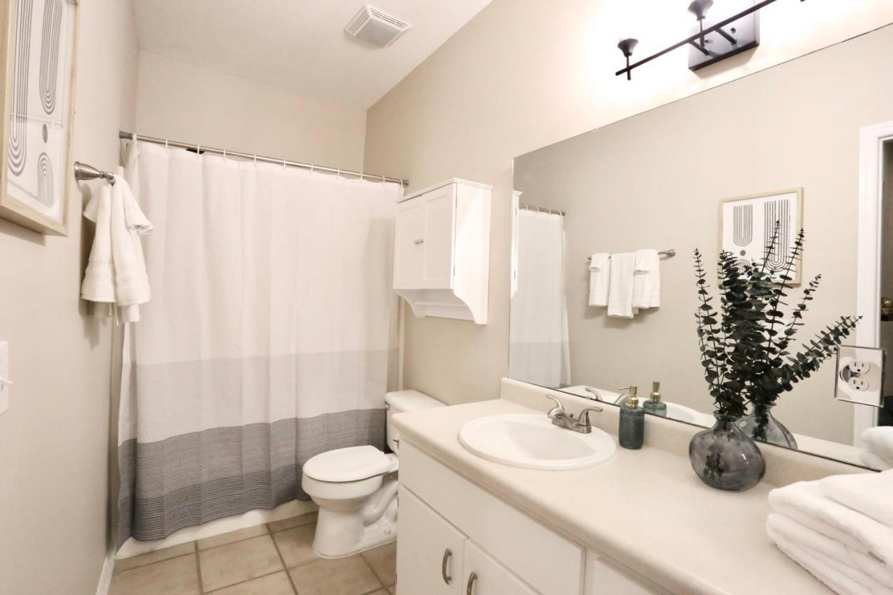 Nomad Retreat King Bed Boutique Condo W Garage Gainesville Extérieur photo